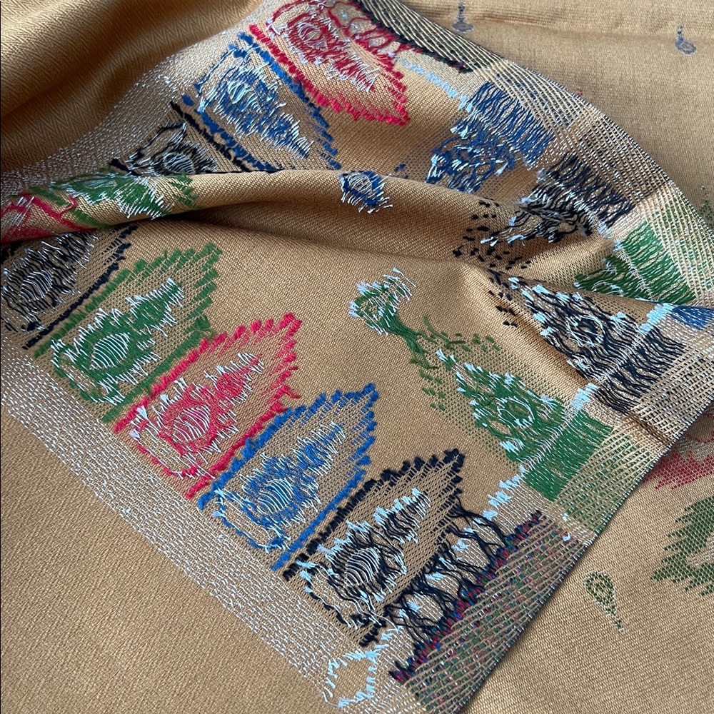 NWT Patterned Scarf - Picture 4 of 8